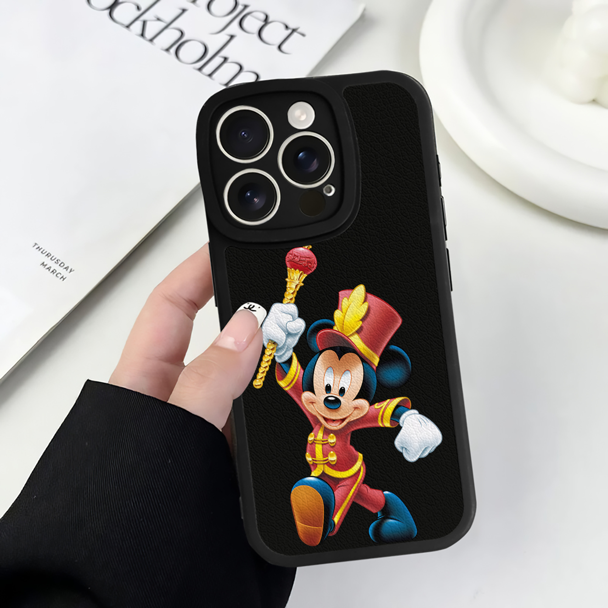 （画像用） ミッキーマウス Mickey Mouse 【iPhone 16シリーズ対応】シリコンスマホケース（レザー調） 材質：シリコン